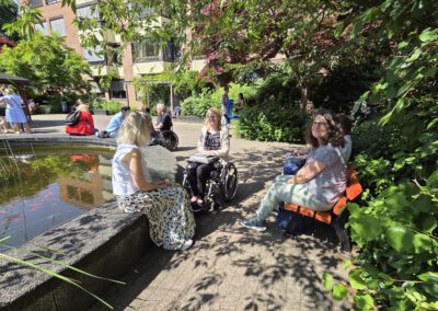 Pause im sonnigen Innenhof